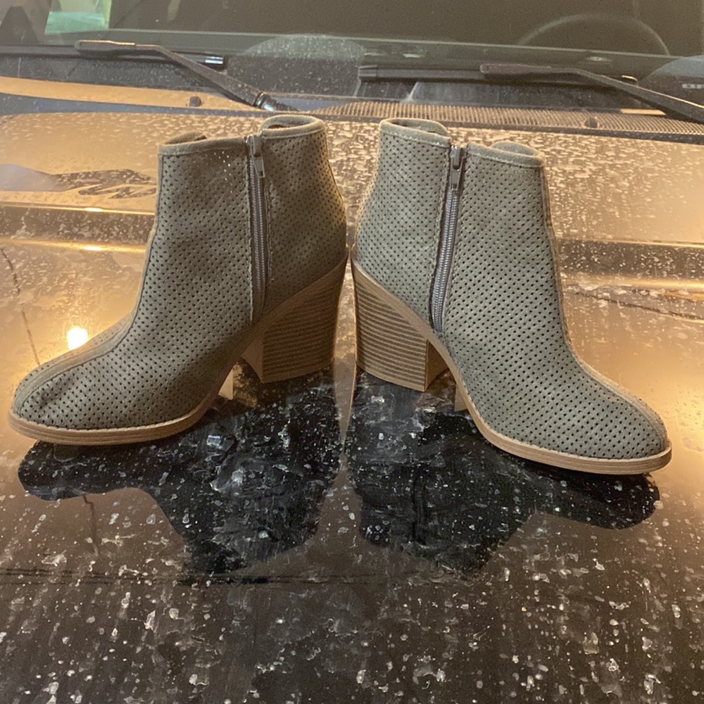 Zip up Heeled Boot